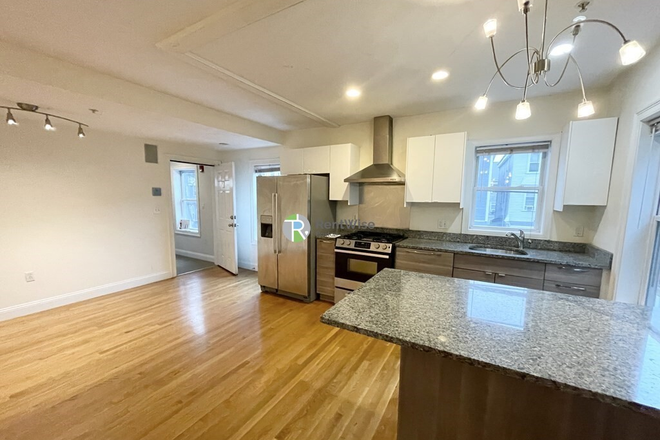 1 - SEPT 2026 | Mission Hill 4 Bed | Central A/C | Deck & Porch | Renovated Kitchen | No Broker Fees! Apartments