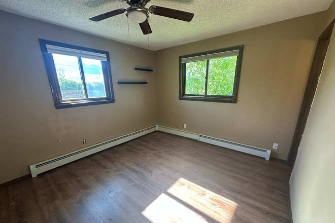 Bedroom + Views of the Flatirons! - Gorgeous room + half bath for rent in South Boulder! 