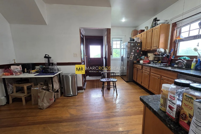Kitchen - COOLIDGE CORNER 5 BED 2 BATH WINCHESTER ST 09/01 INCL 2 PKG **1/2 FEE* Apartments