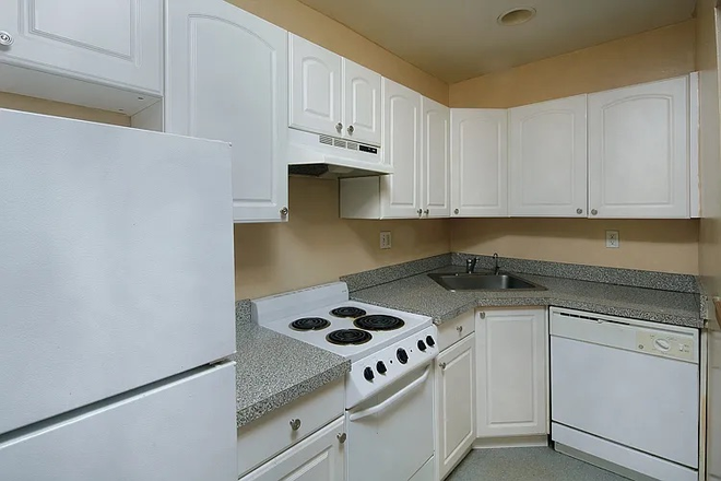- - No Fee!! Short Commute to Campus! 2 bed w/ Laundry in the Building Apartments