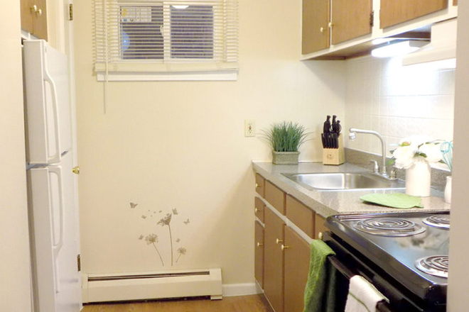 Kitchen - Colonial Townhouse Apartments