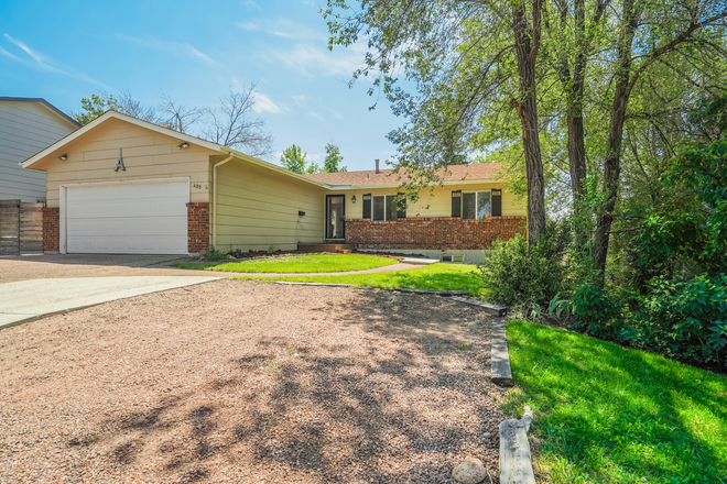 Front Yard - Welcome to The Paris House — Your Room Near UCCS