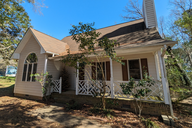 Front of house - Durham Forest Hills/Rockwd Park: CUTE, fireplace, pets, fenced yard, vaulted ceilings Apartments