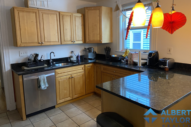 Kitchen - Cheap 4 Bed 1 Bath on Calumet! Laundry In-Unit!!