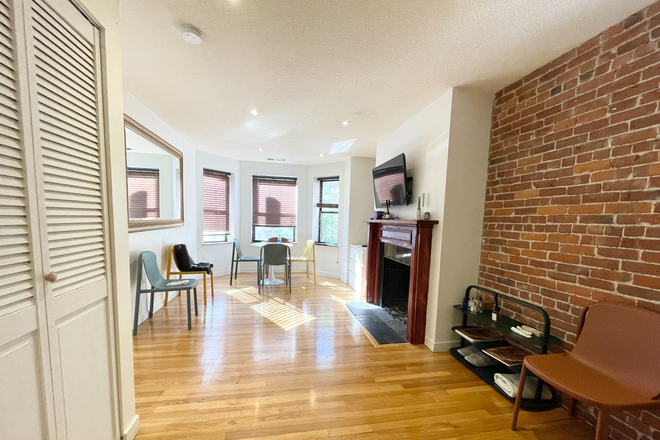 Living Room - Gainsborough 1 bed 1 bath with laundry in unit Apartments