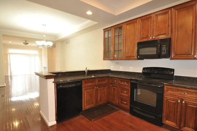 Kitchen - 2 Rooms with private baths Available – 5-Min Walk to JHH/JHSON – available 7/1 or 8/1