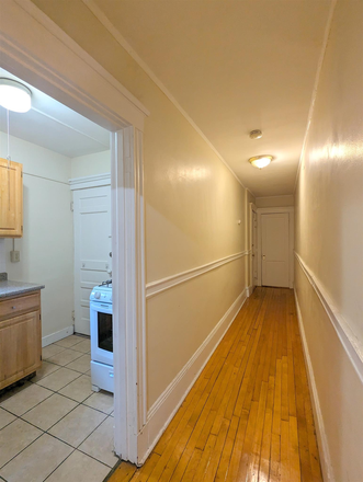 1 - Cambridge/Harvard Square 2 Bedroom 1 bath on the 3rd floor in Harvard. 10 min to train or less Apartments