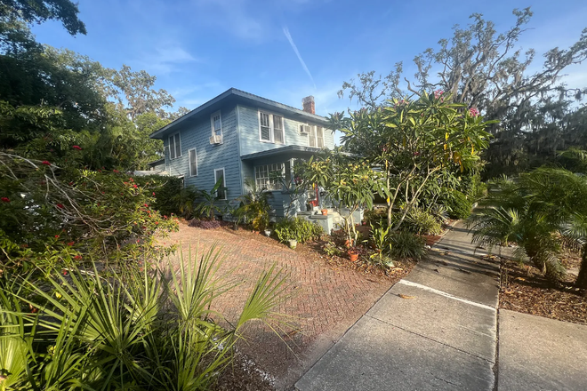 Overview of the building - Room Available in Downtown Orlando!