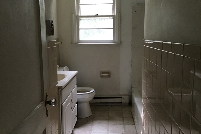 Bathroom - Male Transfer the lease 530 per month in 3B1B to May 31 2027 Duplex