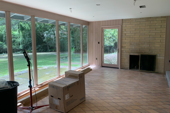 Living room - Newly-renovated 3BR/2.5BA house 2.5 miles from Campus