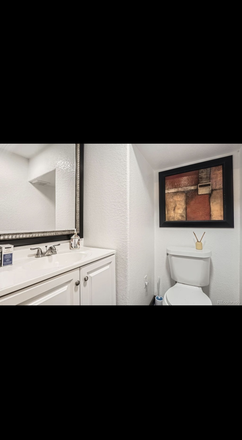 bathroom - House 2 miles from campus