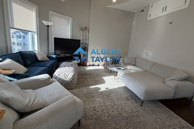 Living Room - Beautiful 4 Bed 2 Bath on Calumet!! Apartments