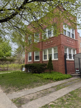 Front of building - 829 Simpson St - Two 5 Bed Units & One 3 Bed Unit Available Sept 2026 & 2027