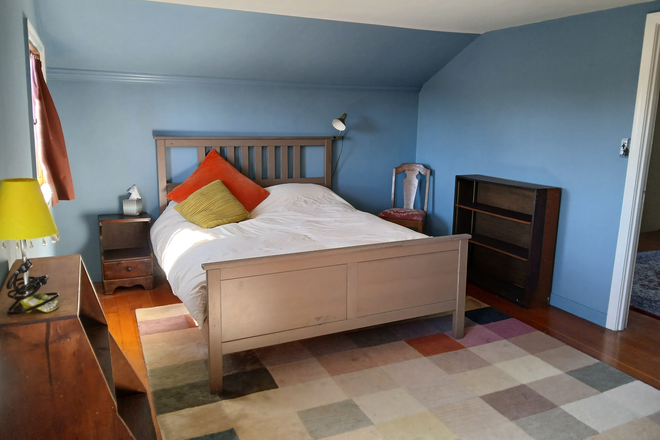 Queen-sized bed and shelves - Roomy furnished room in cute private house. Near public transportation.