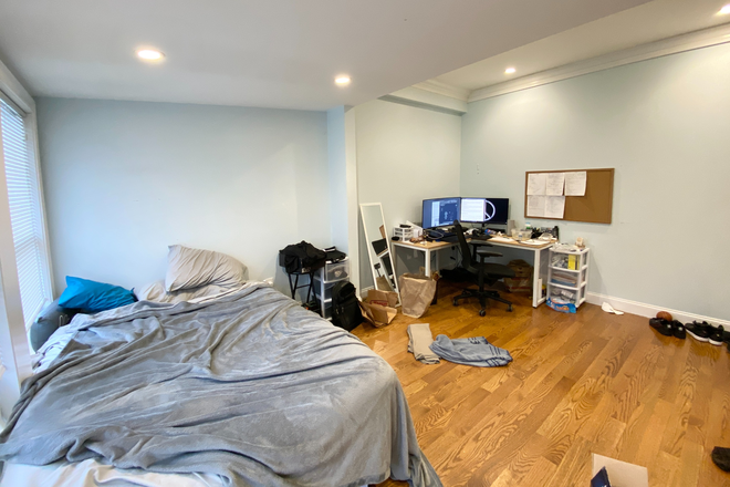 Bedroom - Room for Rent in Jaw dropping 6 bedroom 3 bath duplex apartment - PRIVATE BATH!