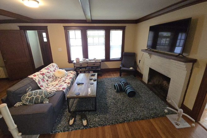 . - Spacious 2 Bed / 1 Bath w/ Parking!! Available 8/31/2025! Apartments