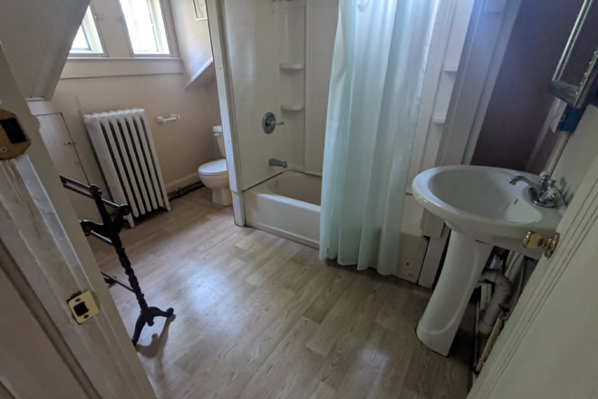 bathroom (shared with one other student) - Summer sublet near campus House