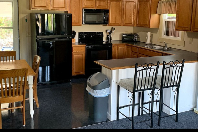 Kitchen - Cozy 3 bed, private yard Apartments