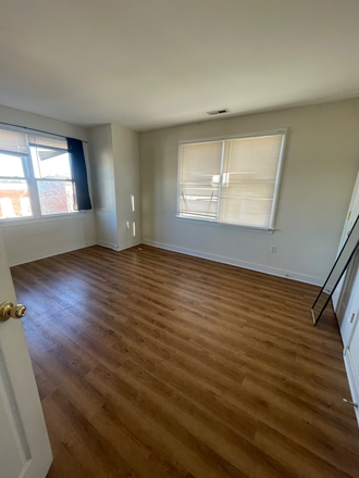 Bedroom - Room For Rent Close to Campus House