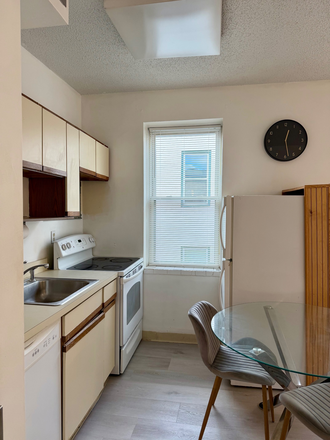 New microwave - NO FEE Furnished Sunny Studio, Pool, AC, Ht/Hw, Comm Ave Condo