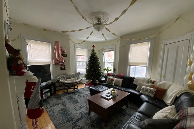 Living room - 4bd/2bath-9/1/25- NEW LISTING - GREAT PRICE Apartments