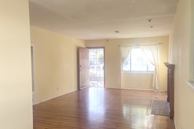 living room - 3 + 2 house. 20 steps from Otis!