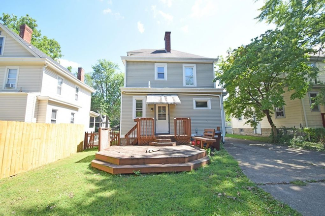 Large backyard with deck - 4 Bedroom House Walking Distance to Campus!