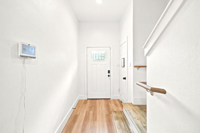 Entryway - 4 bedroom / 2.5 bathroom Fully Furnished Townhome