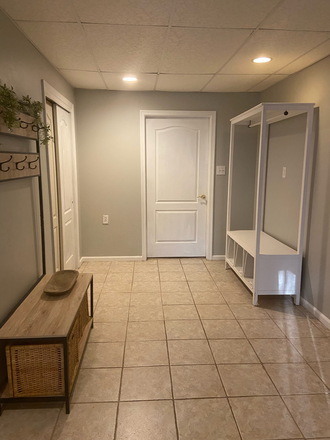 Entry and extra/study area with double closet - Sunset Suite Apartments