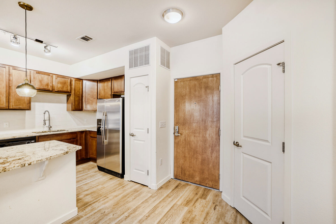 Entry - Vantage Pointe Lofts, Easy Commute to CU