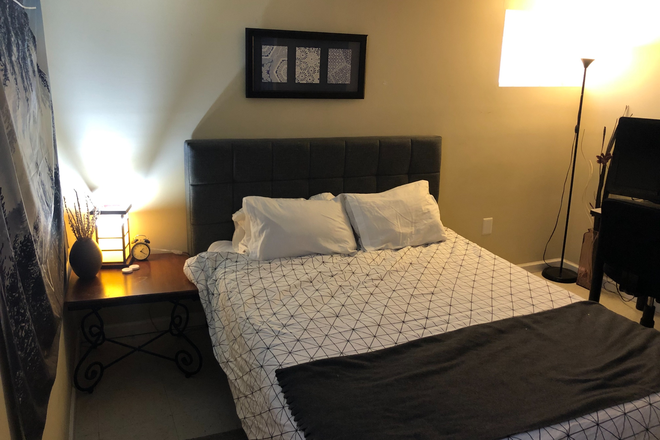 Bedroom 1- Fully furnish, utilities incl - New Student Housing Available! 5 min to campus (Parking, in unit W+D, Wifi, utilities all incl.) House