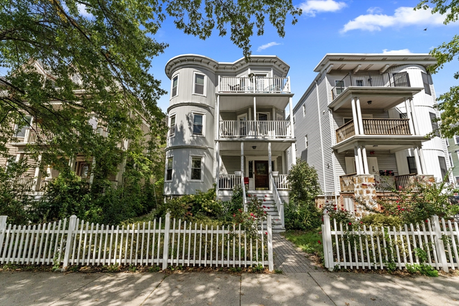 . - Close to campus - 4 Bed/1 Bath - LAUNDRY IN UNIT - Avail 10/1!!!! Apartments