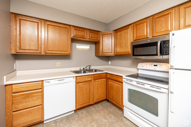 Kitchen - Updated 2 Bedroom FREE Parking! Walk to Class UIHC, Law, Pharmacy, Dental Kinnick!! On Bus Route! Apartments