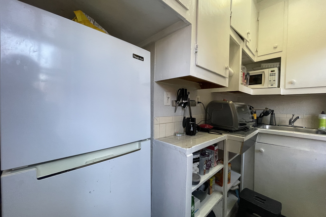 kitchen - Bright and Sunny Studio / 1 bath w/ Heat and Hot Water inclu. Avail. 3/1/25!! Apartments