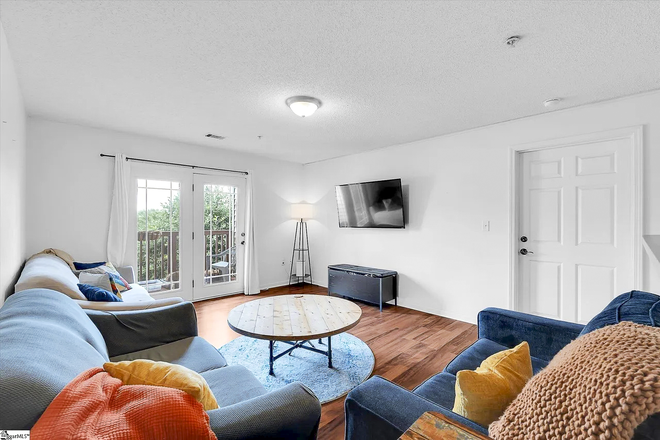 Cozy, Inviting, Furnished Living Room - Private Bed/Bath 2 miles to Clemson University