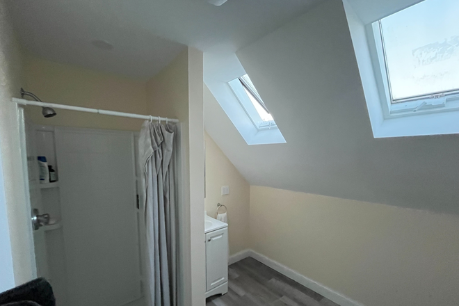 Bathroom - [2025-2026 Winter Break Sublease] 22 Winslow Road, NEGOTIABLE RENT Townhome