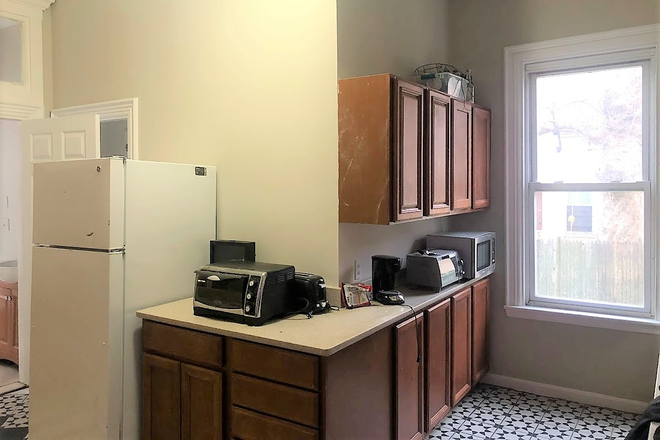 Call NOW for showings! 617-236-8600 - GARDNER ST - 3 FLR TOWNHOUSE 7BR FOR *9/1/2026* W/ LNDRY IN BLDNG, DECK, 2 BATH, EIK, YARD, RNTL PRK