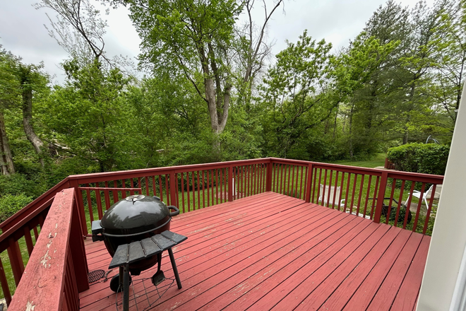 deck with grill - Room in shared apt-Carlyle Ct-Princeton