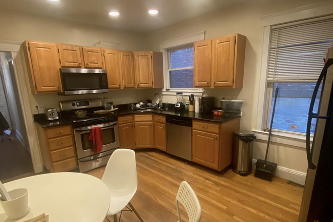 kitchen - Cheap Apartment for Students and Staff
