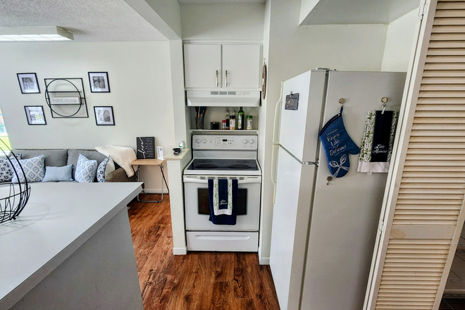 stovetop and oven - Summer Lease! Newly Renovated, Fully Furnished Unit, Close to Campus, Free Parking Condo