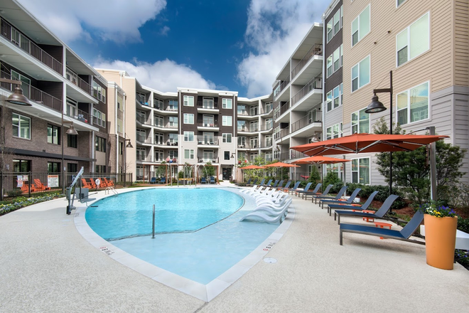 pool - Summer sublease Platform grant park