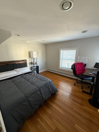 Bedroom - Summer Sublet - Private bedroom in 6BR/2.5Bath unit — Medford — June 1 to Aug 31 House