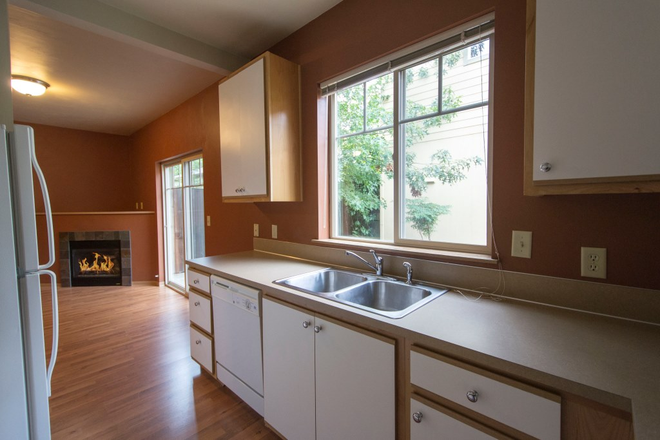 Kitchen - Apartment 3 blocks from campus