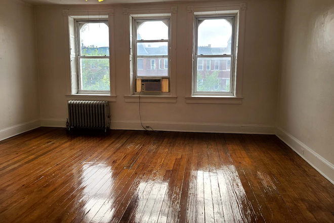 livingroom - Charles Village Top Floor One bedroom