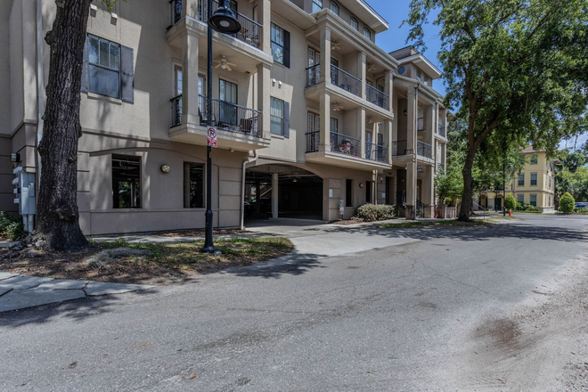  - LOCATION. LOCATION. LOCATION. 2BR/3BA Condo w/ Flex Space Walking Distance to UF!