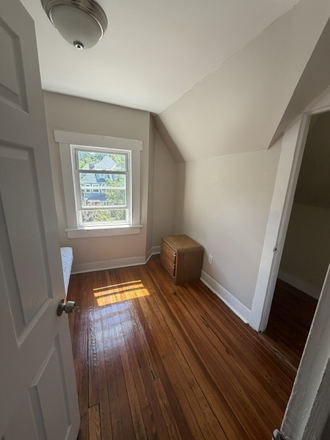 Room - Large Single Family Close to Campus House