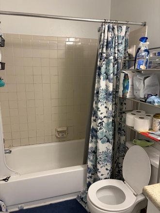 Private bathroom - Poplar Place-2bed, 2bath Apartments