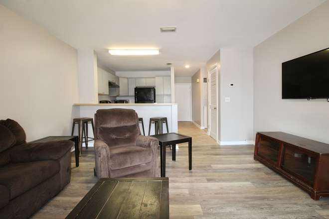 Living area - Hunters Ridge - 3 bedroom - 2 bath apartment for rent! Pre-leasing for the 26-27 school year!