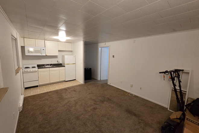 Living room and kitchen - Pointe West Apartments (Close to Campus)