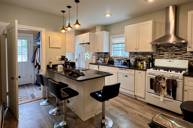 1 - JUNE 2027 | Somerville 3 Bed, 1 Bath Duplex | Water Included | No Broker Fees! Duplex